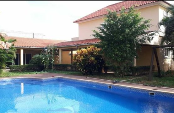 Vivenda V12 &#8211; Patriota com piscina Ideal para Escritório, Banco, Guest House, residência familiar e outros