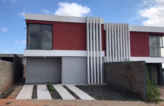 Vende-se está magnífica moradia duplex T4 no condomínio Atlântico City, Benfica