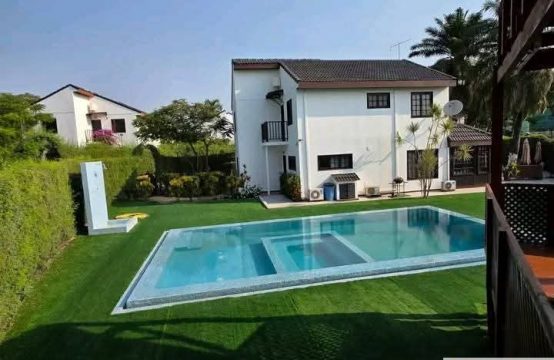 Vivenda V4 com Piscina, no Condomínio de Belas &#8211; Futungo