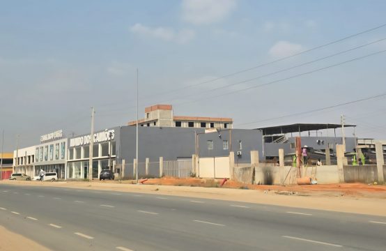 TERRENO VIA EXPRESSA DE 6000m2, PRIMEIRA LINHA &#8211; COM ESTRUTURA METÁLICA A SER MONTADA