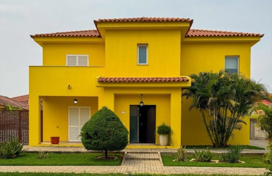 Vivenda V3 com anexo e piscina, no condomínio Golden de Talatona