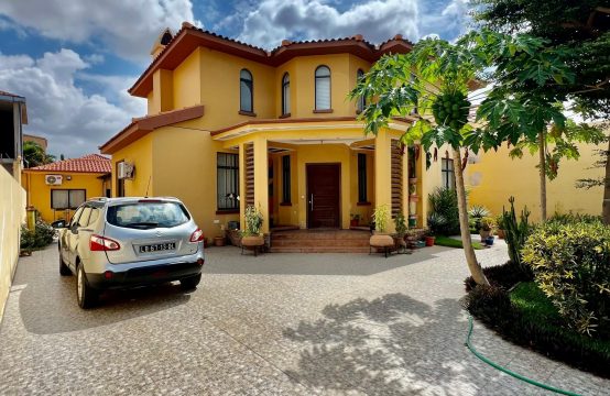 A Venda Vivenda V5, no Condomínio Jardim de Rosas, Via Expressa