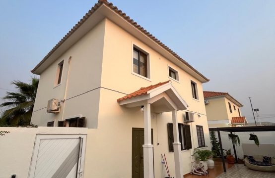 Vivenda V4 Dúplex + Anexo, Mobilada, no Condomínio Parque das Acáçias/Via Expressa Entre o Camama e o Patriota.