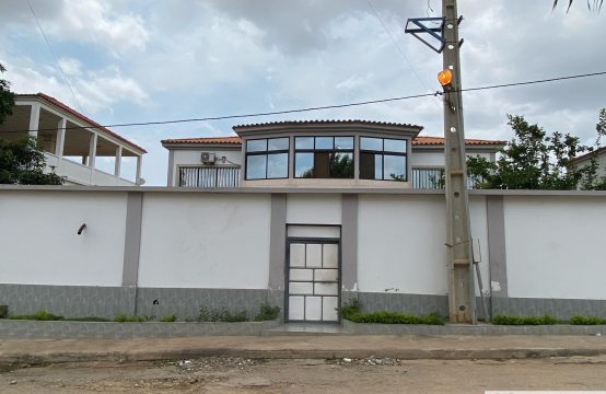 Vivenda V6  com Piscina &#8211; Benfica, Rua BFA