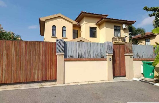 Vivenda v5 com Piscina e Anexo, Condominio Jardim de Rosas