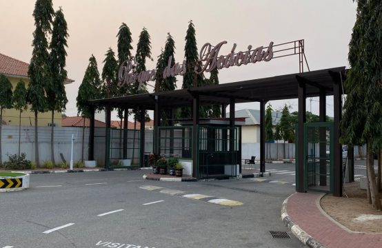 Arrenda-se Esta Vivenda V4 Dúplex + Anexo, Mobilada, no Condomínio Parque das Acáçias/Via Expressa