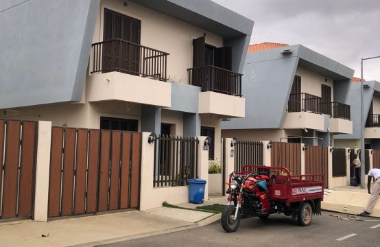 Arrenda-se Esta Vivenda V3 Duplex sem mobília no Condomínio Nosso Zimbo &#8211; Camama1