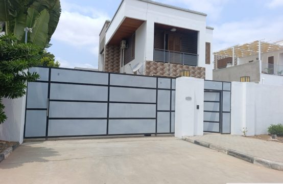 ARRENDA-SE MORADIA V3+1 NO CONDOMÍNIO PARQUE DAS ACÁCIAS