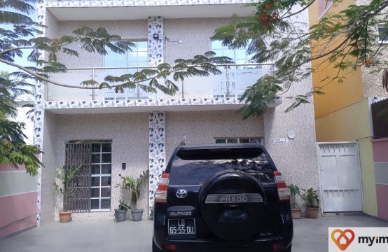 ARRENDA-SE ESTA VIVENDA V4 LOCALIZADA NO CAMAMA, CONDOMÍNIO VEREDA DAS FLORES.