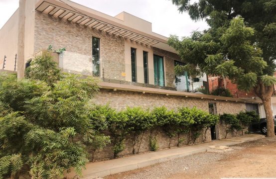 VENDE-SE UMA VIVENDA V4 DE PONTA, NA FUBÚ (AO LADO DA NOVA IGREJA TOCOÍSTA)