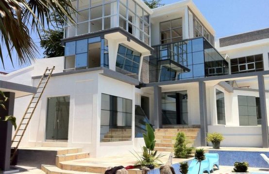 VENDE-SE UMA VIVENDA LOCALIZADA NO POR DO SOL (BENFICA)