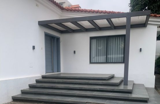 ARRENDA-SE ESTA MORADIA V5 COM PISCINA, LOCALIZADA NO CRUZEIRO MIRAMAR (LUANDA)