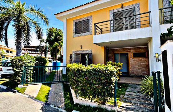 VENDE-SE ESTA MORADIA V3 DUPLEX, NO CONDOMÍNIO LUAR DO TALATONA