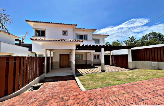 ARRENDA-SE MORADIA V4 DUPLEX MOBILADA, LOCALIZADA NO CONDOMÍNIO CIDADE DE DAVÍ (TALATONA)