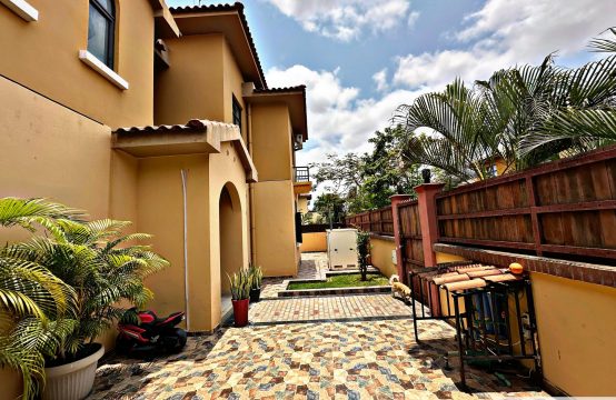 ARRENDA-SE VIVENDA T5+1, LOCALIZADA NO CONDOMÍNIO JARDIM DE ROSAS