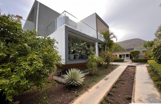 VENDE-SE VIVENDA V6 DE LUXO, LOCALIZADA NO LUBANGO