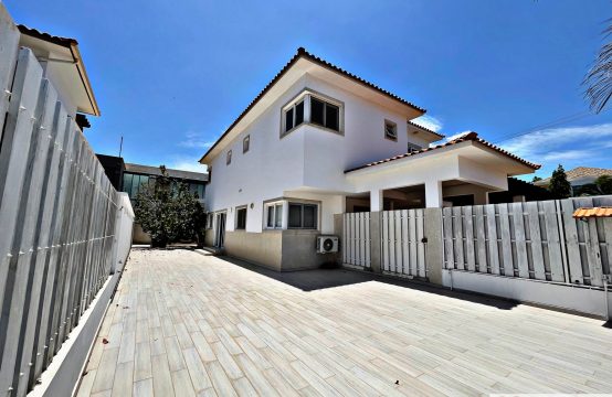 ARRENDA-SE MORADIA V4 DUPLEX, LOCALIZADA NO CONDOMÍNIO CIDADE DE DAVÍ (TALATONE)