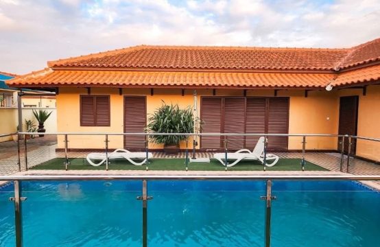 VENDE-SE ESTA MORADIA T3+1 MOBILADA, LOCALIZADA NO CONDOMÍNIO GREEN VILLAS RESIDENCE (PATRIOTA)
