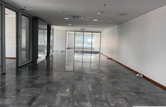 ARRENDA-SE ESTE ESCRITÓRIO COM 180m2 EQUIPADO, LOCALIZADO NO BELAS BUSINESS PARK