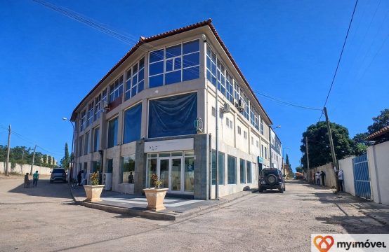 VENDE-SE COM OPÇÃO DE ARRENDAMENTO, CLÍNICA LOCALIZADA NA ZONA VERDE III (BENFICA)